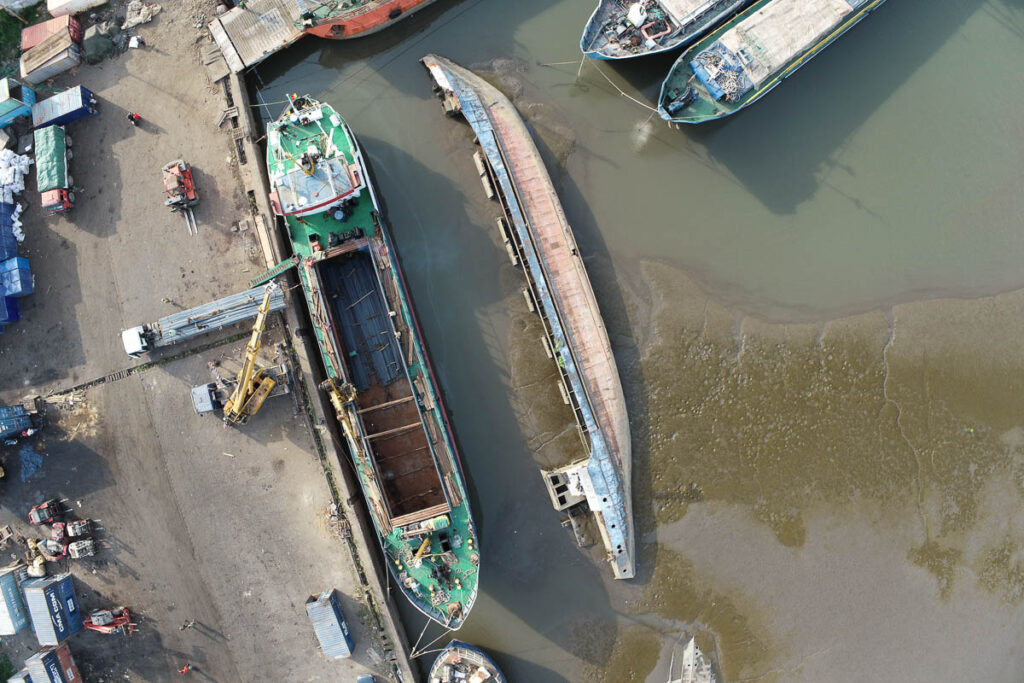 Rilievi fotogrammetrici di relitti nel porto di Douala in Camerun. Adriarilievi